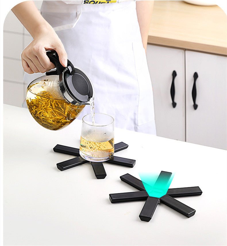 Foldable Pan Mat Sturdy Heat Resistant ABS Heat-insulated – in use