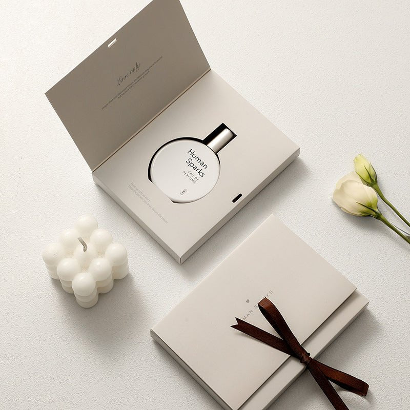 Long-Lasting Eau de Parfum – in use