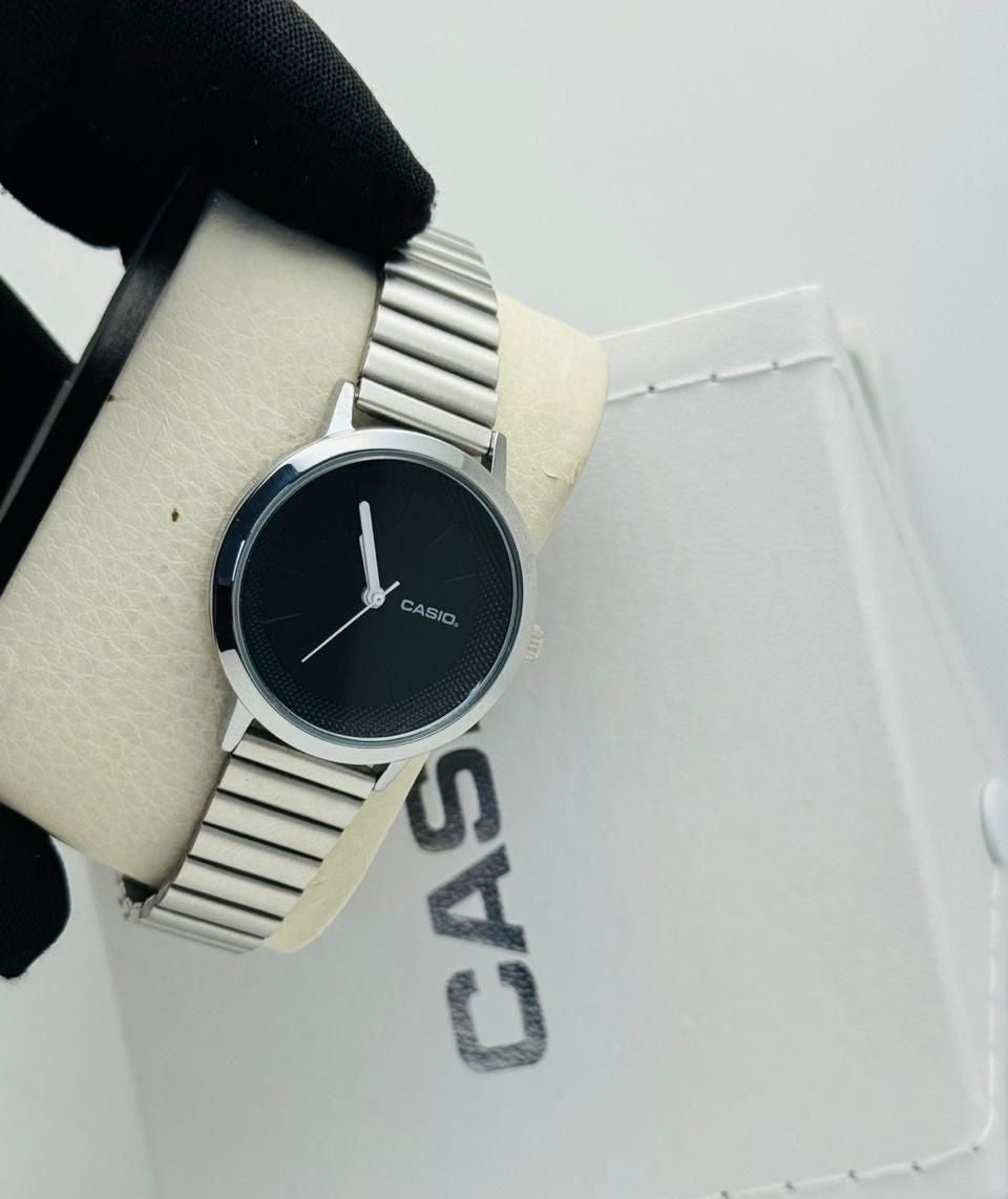 Women’s Analog Wrist Watch - close-up | Qamaira UAE